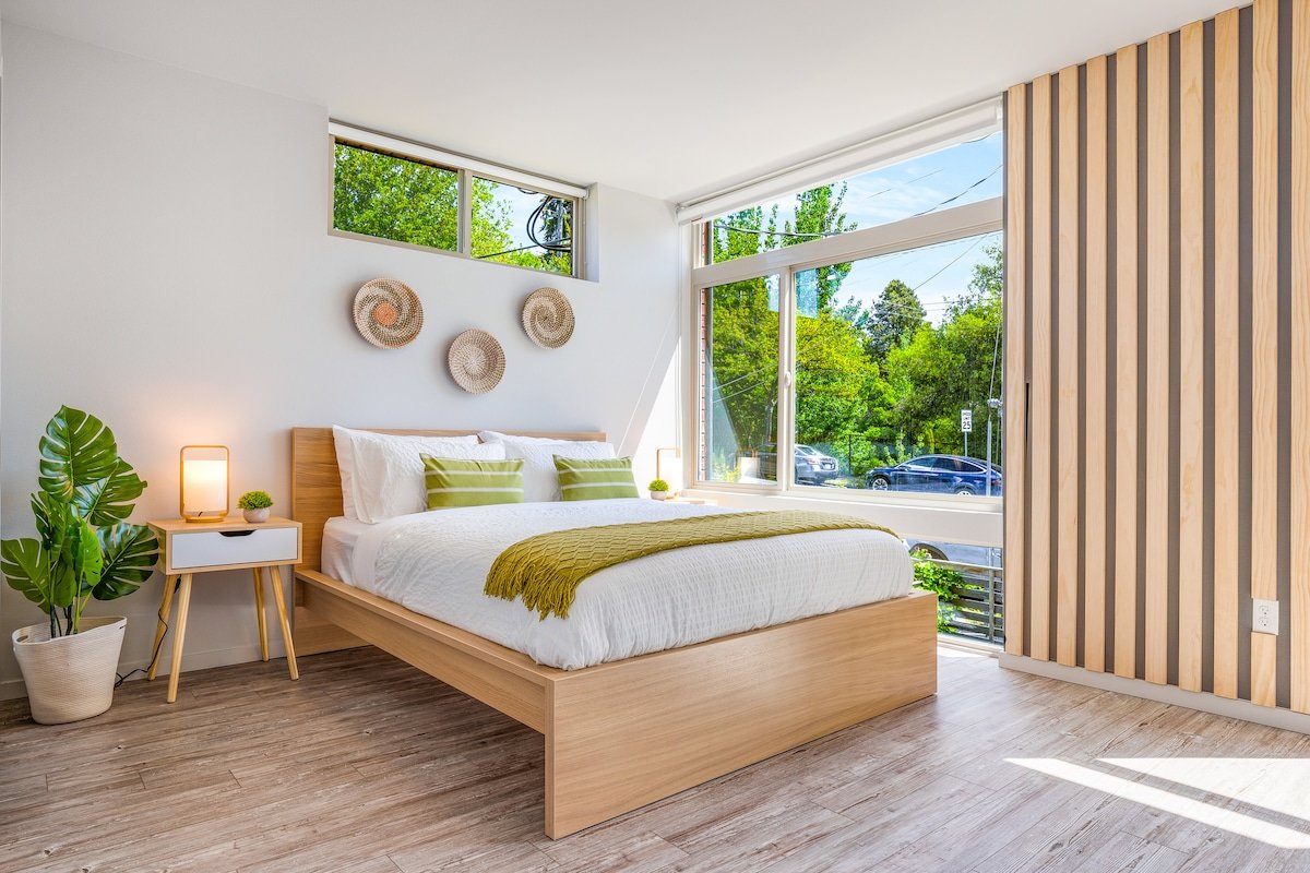 Designer 4B3B w Theater & Rooftop close to CapHill gallery image 5