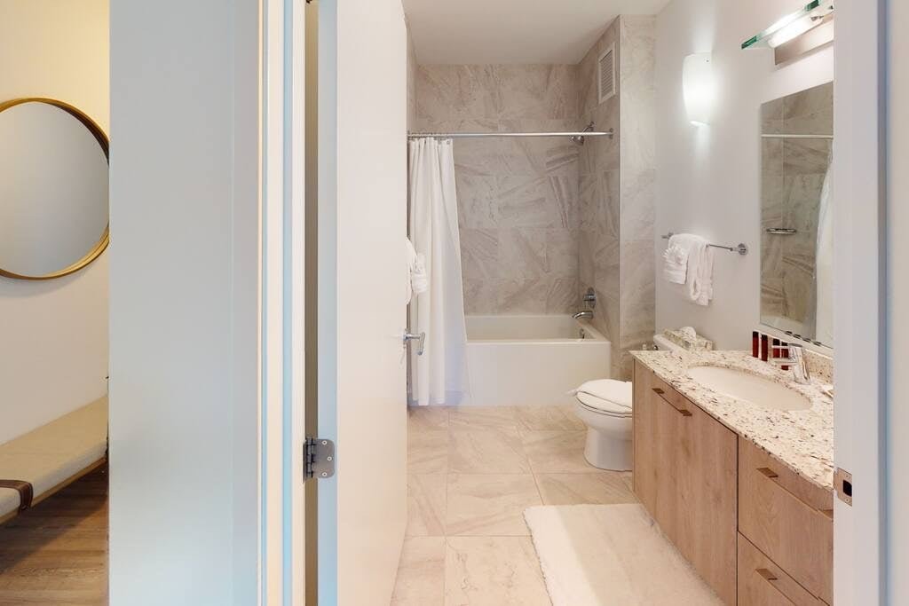 Gorgeous Corner 2 Bedroom off the Magnificent Mile gallery image 5