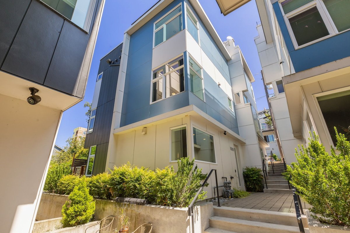 Stunning 3B2B w/ Lake Union & Space Needle View gallery image 4