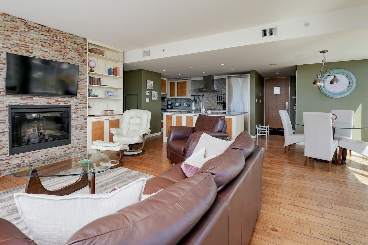 Waterfalls Hotel – 2 bed/2 bath, AC, Pool, Hot Tub gallery image 5