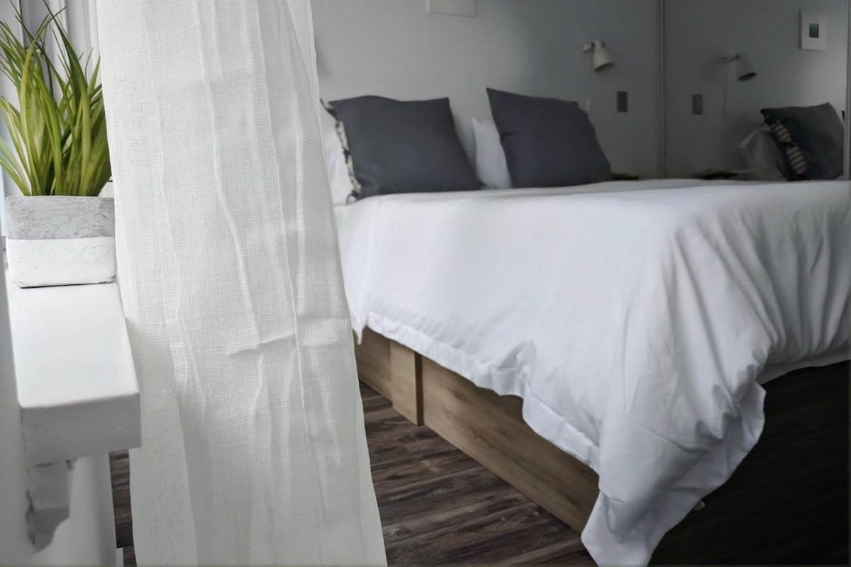 Bright Modern Central 2Bd2Ba Lakeview + Big Screen gallery image 3