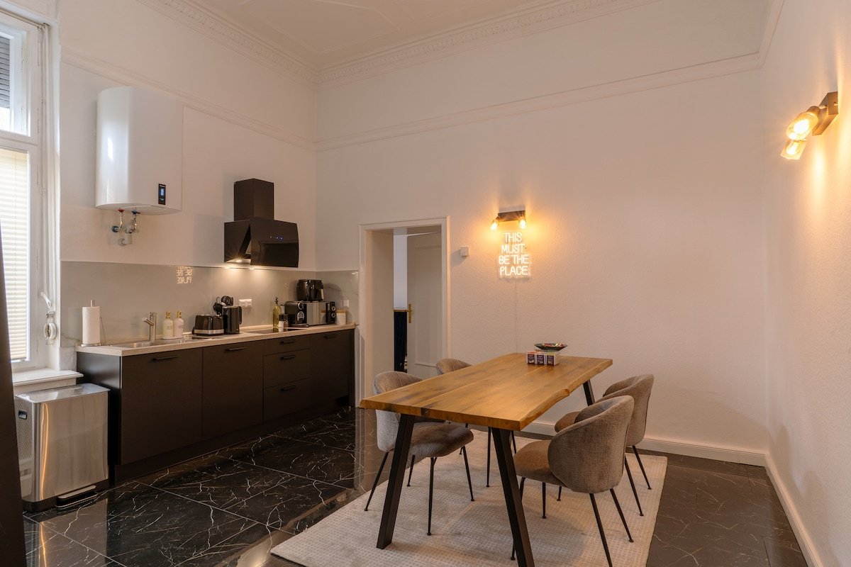 Ku’damm: Stilvoller 160 qm Altbau für 9 Personen gallery image 5