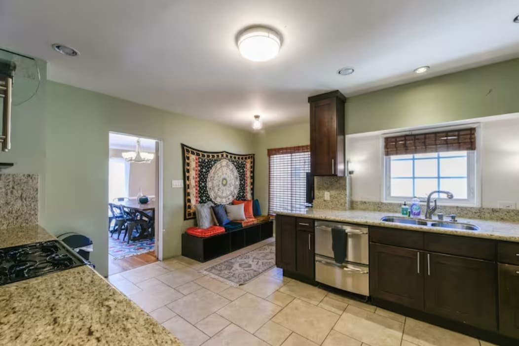 *Mid-City Building 6 beds/4 bath gallery image 5