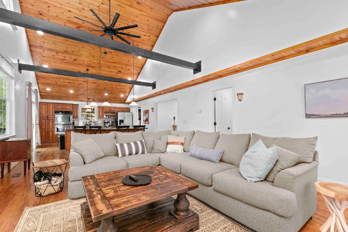 The Retreat House~Large groups, pets, hot tub gallery image 2