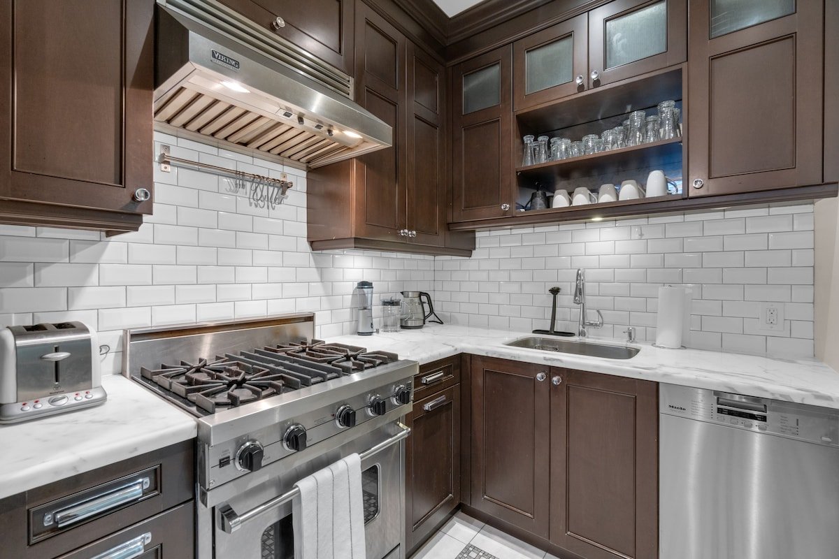 Upscale 4BR – 3 min walk to Subway – Downtown gallery image 5