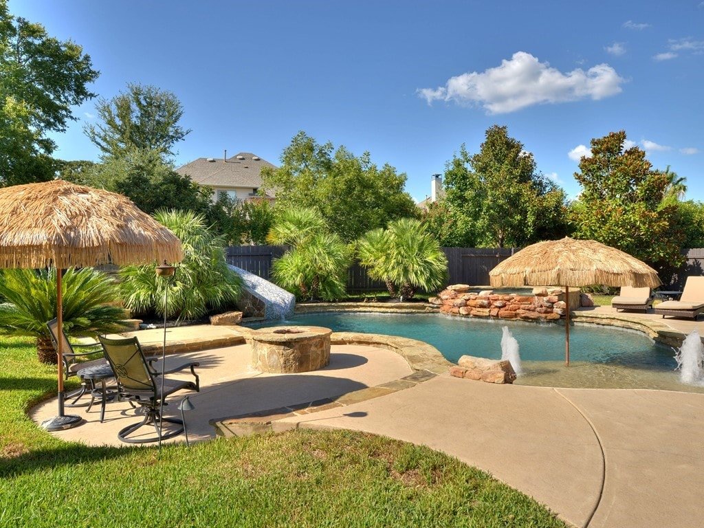 House w/4 beds, Pool/Spa & Grill in Austin! gallery image 2