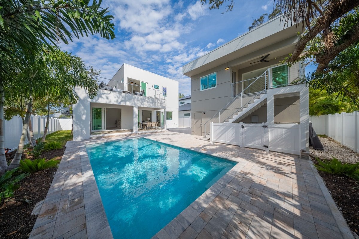 Luxury 6BR Sarasota Escape • Pool & Rooftop