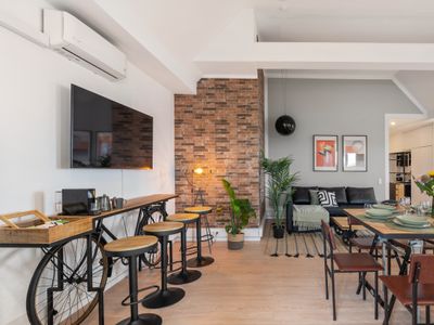 180m2 Urban Loft – Balcony – Parking – 20 pax.