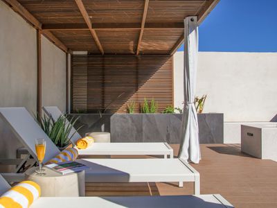 Resort Style Designer Home by the Strip +Pool +SPA