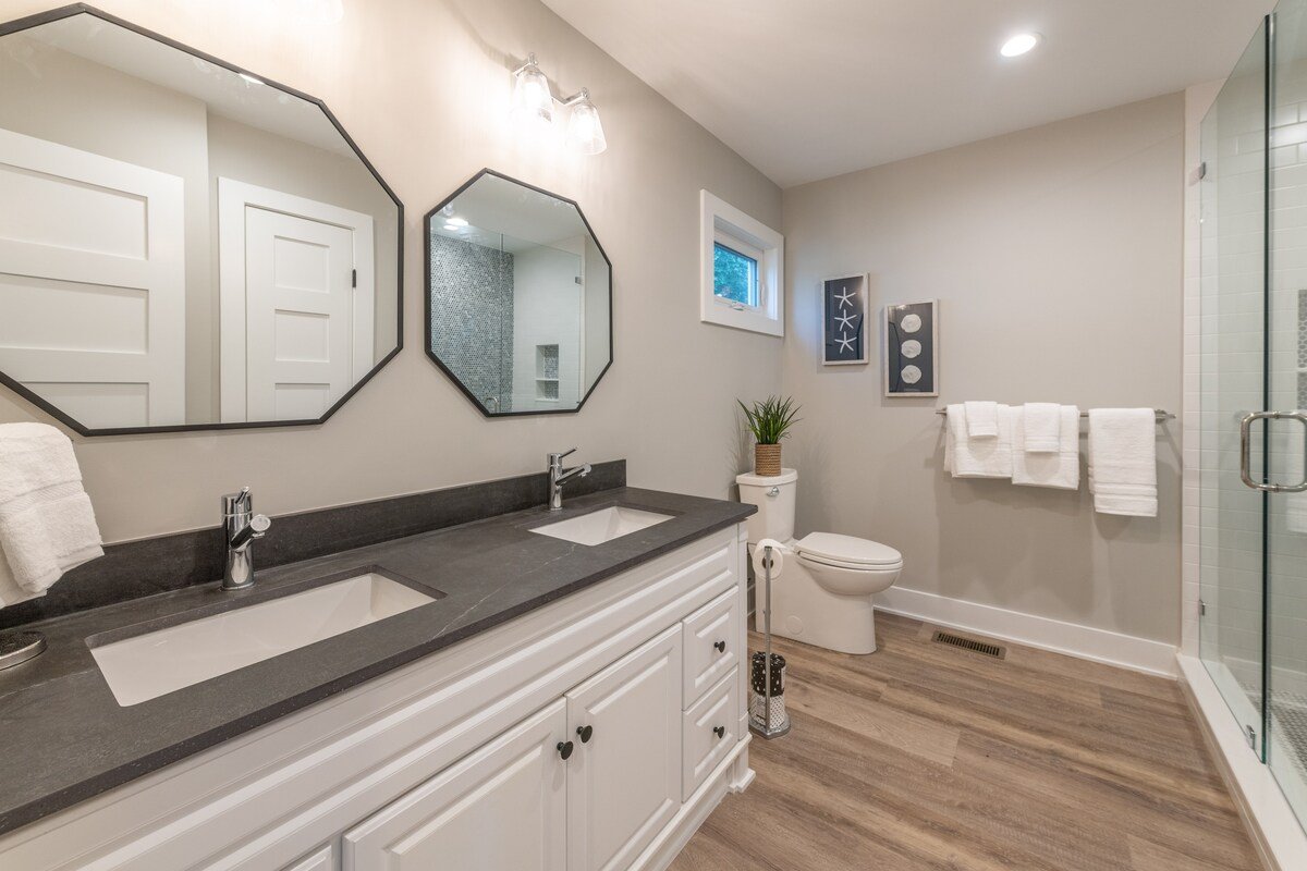 Lakeshore Adrift gallery image 4