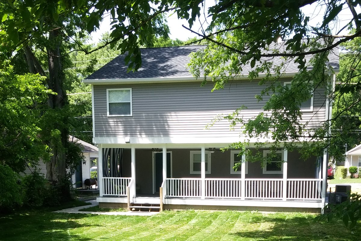 Single Family Home 2 Miles to Downtown -12 Beds