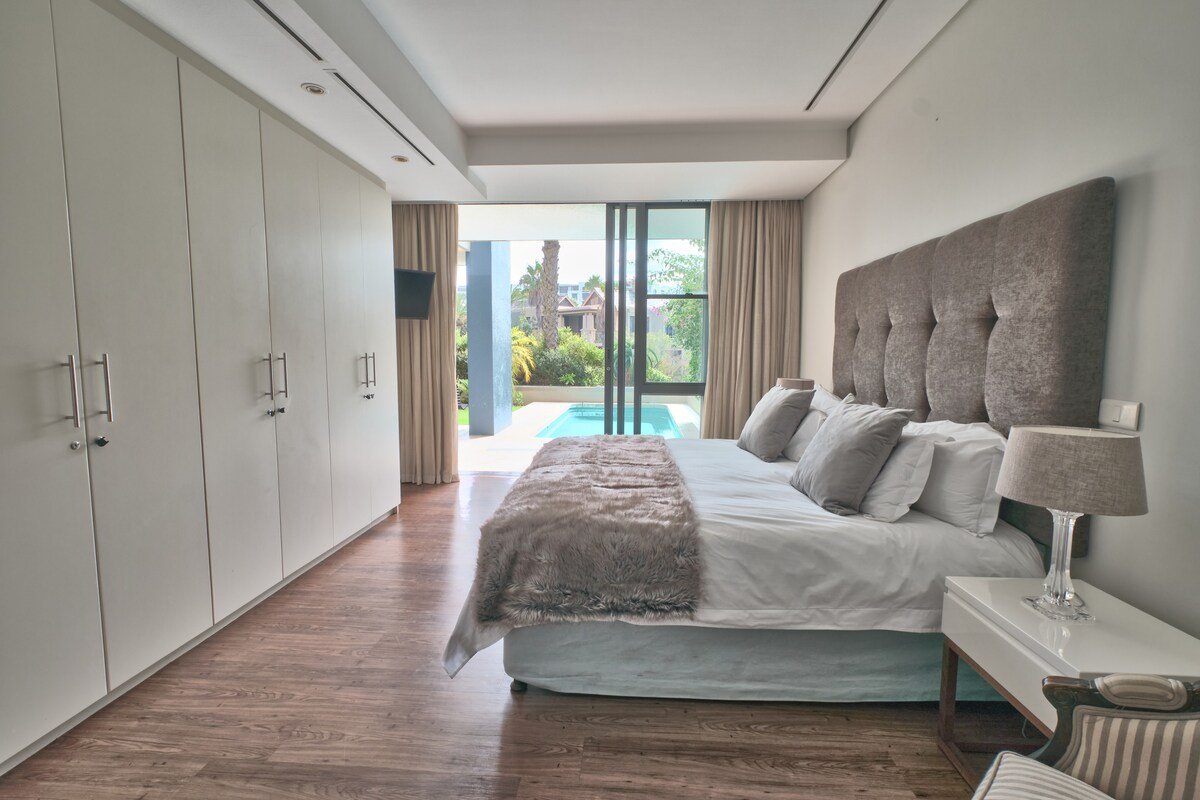 Luxury, large 3 bed 3 bath flat in secure estate gallery image 2