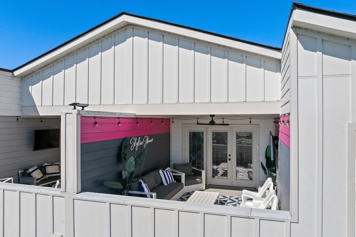 Skyline Stunner | Mins to DT, Hot Tub, Fire Pit! gallery image 5