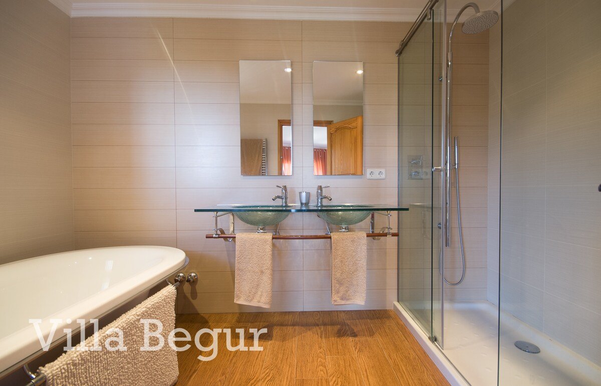 Villa Begur, 6 bedrooms, own pool, amazing views gallery image 5