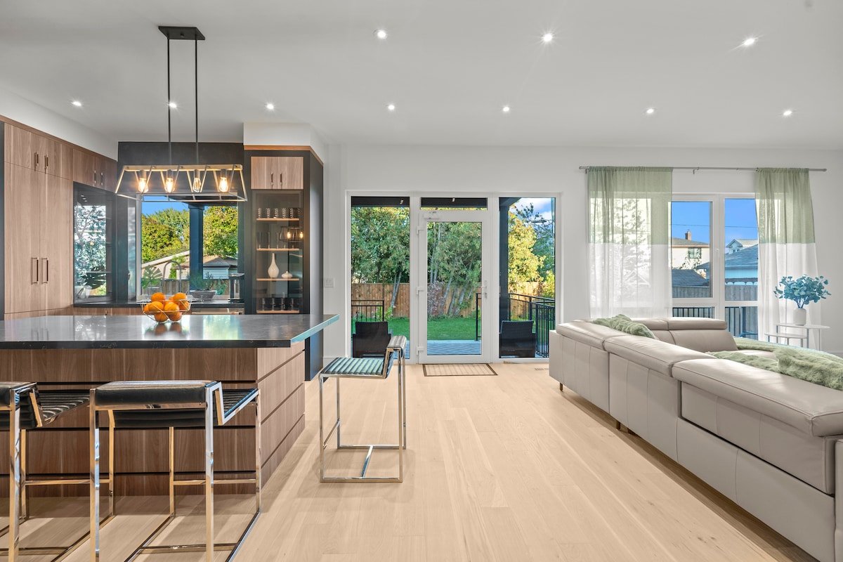 Spacious & Elegant Three Story 6 Bed Townhouse gallery image 4