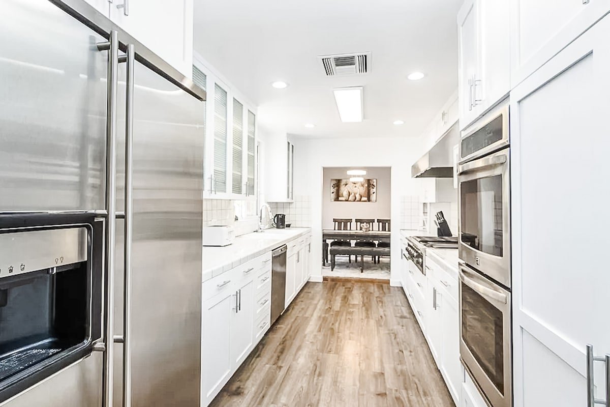 Private house with pool in LA gallery image 5