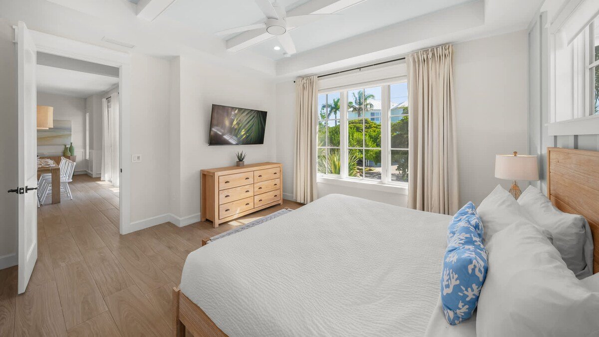 Steps to Beach/Siesta Village-Resort Pool w/Slide gallery image 3