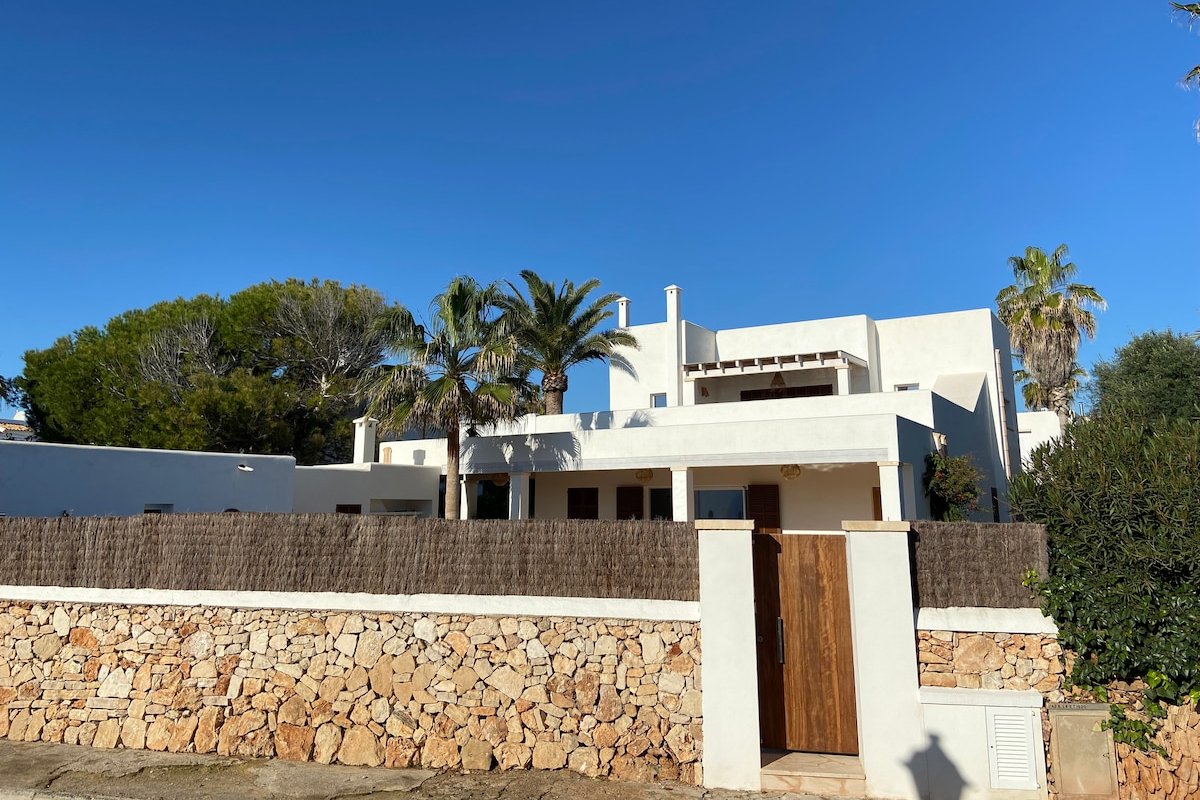 Charming villa with sea views-Cala Egos gallery image 3