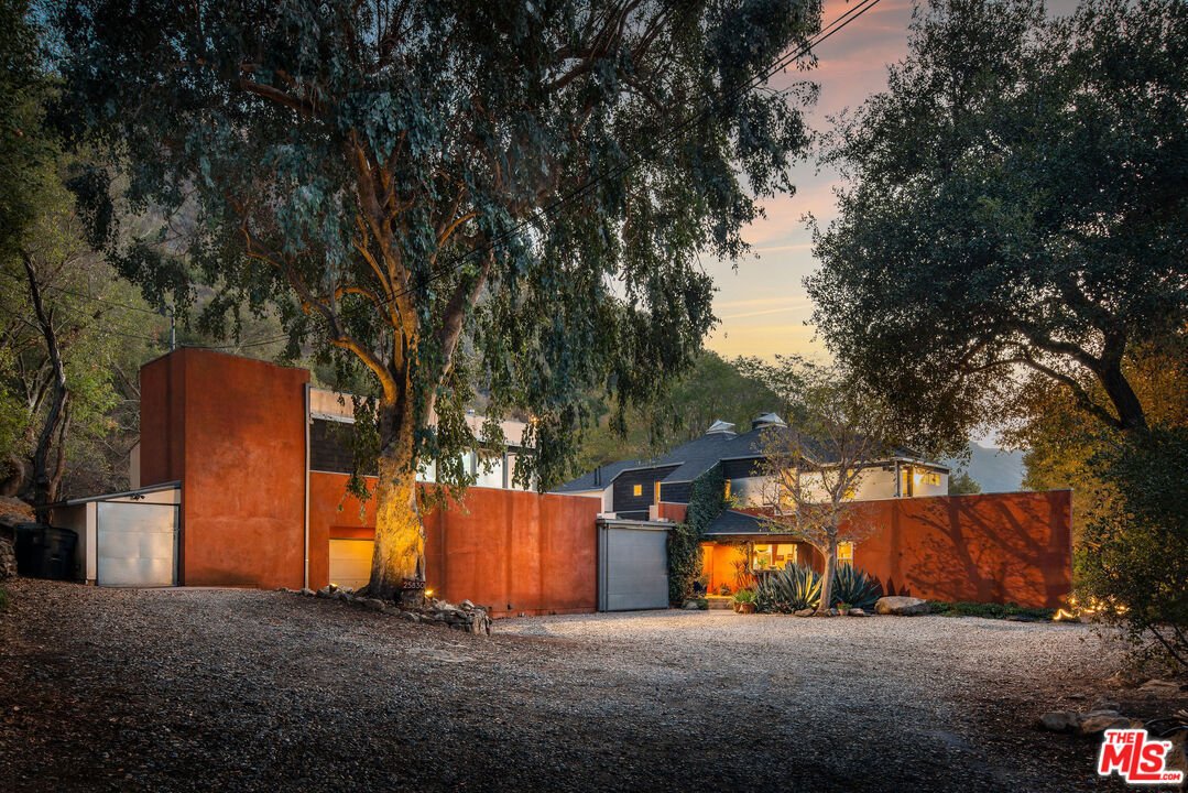 Stunning Architectural Combo: 3 Units Sleeps 13! gallery image 2