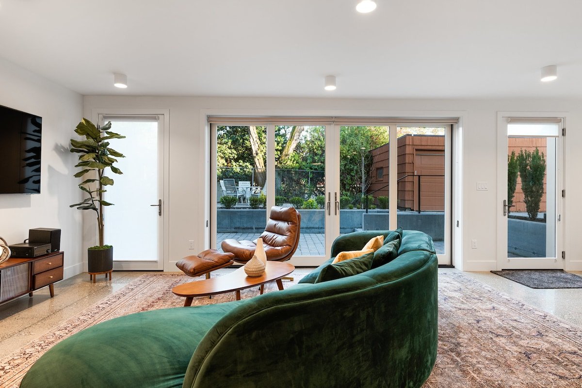 King Bed Spa Suite | Chef’s Kitchen | Walk 2 Shops gallery image 2