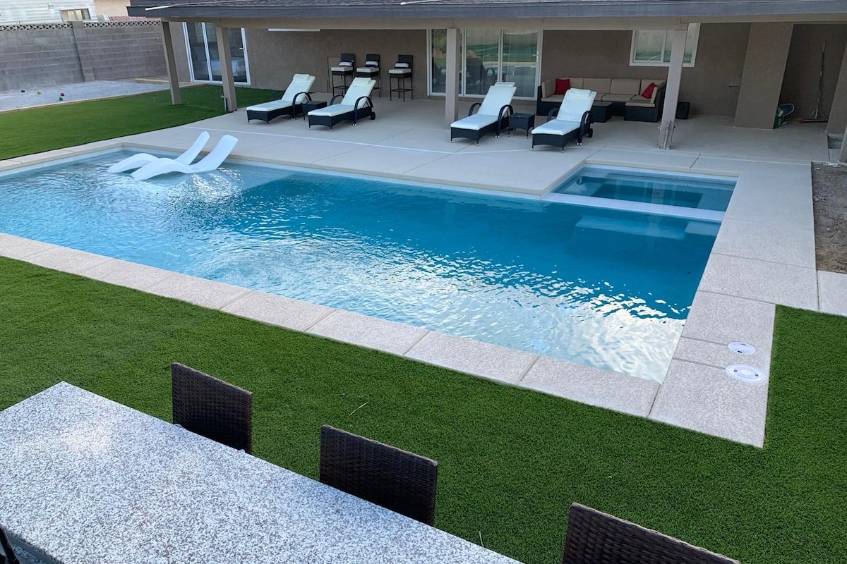 Private Paradise w/ Heated Spa – Mins to Strip gallery image 2