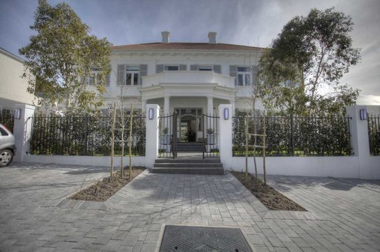 Photo 2 of Hoogeind Manor accommodation in Upper Claremont, Cape Town with 5 bedrooms and 4 bathrooms