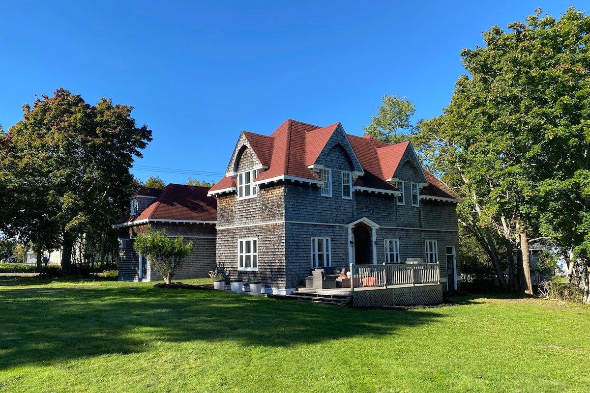 Historic Edwardian Carriage House Ample Parking gallery image 2