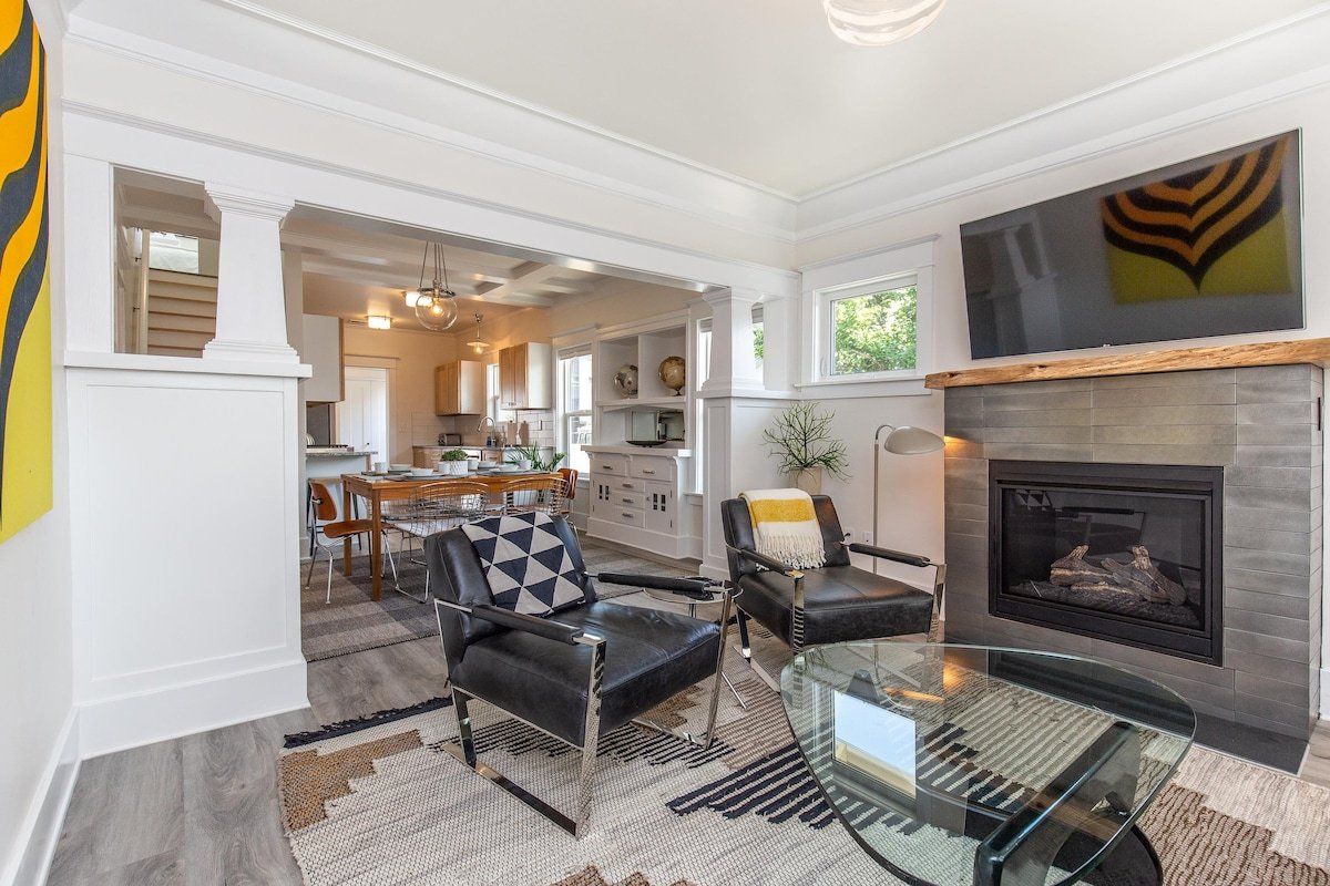 Modern, Sleek & Stylish: 2 blocks from Hawthorne! gallery image 2