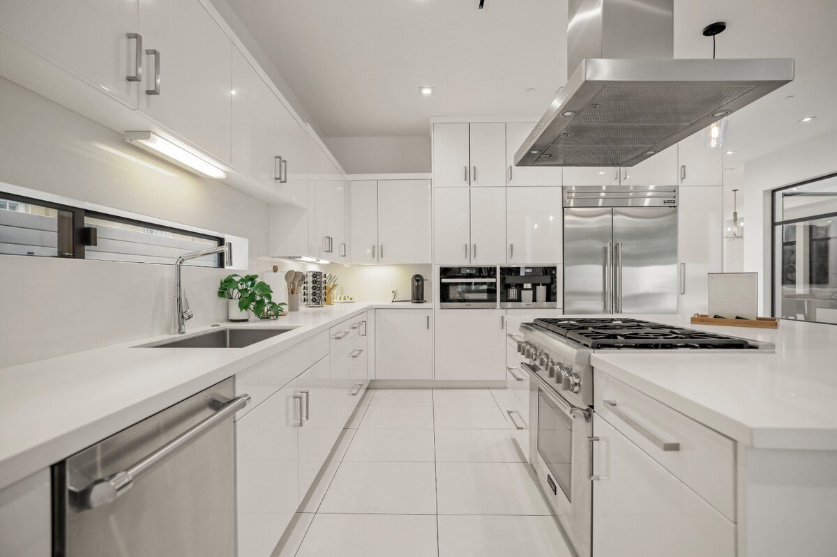 Stunning West Hollywood Gem w/ Pool & Spa Getaway gallery image 4