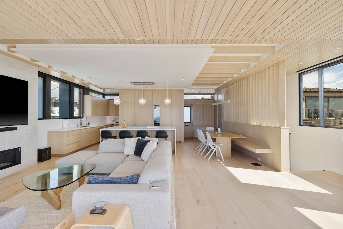 Stunning Luxury Beach House with 180° Views gallery image 5