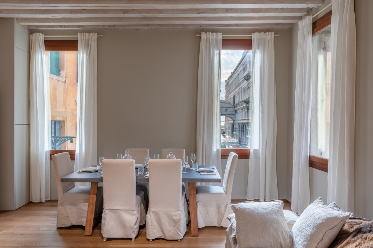 Bridge of Sighs luxurious apartment gallery image 5