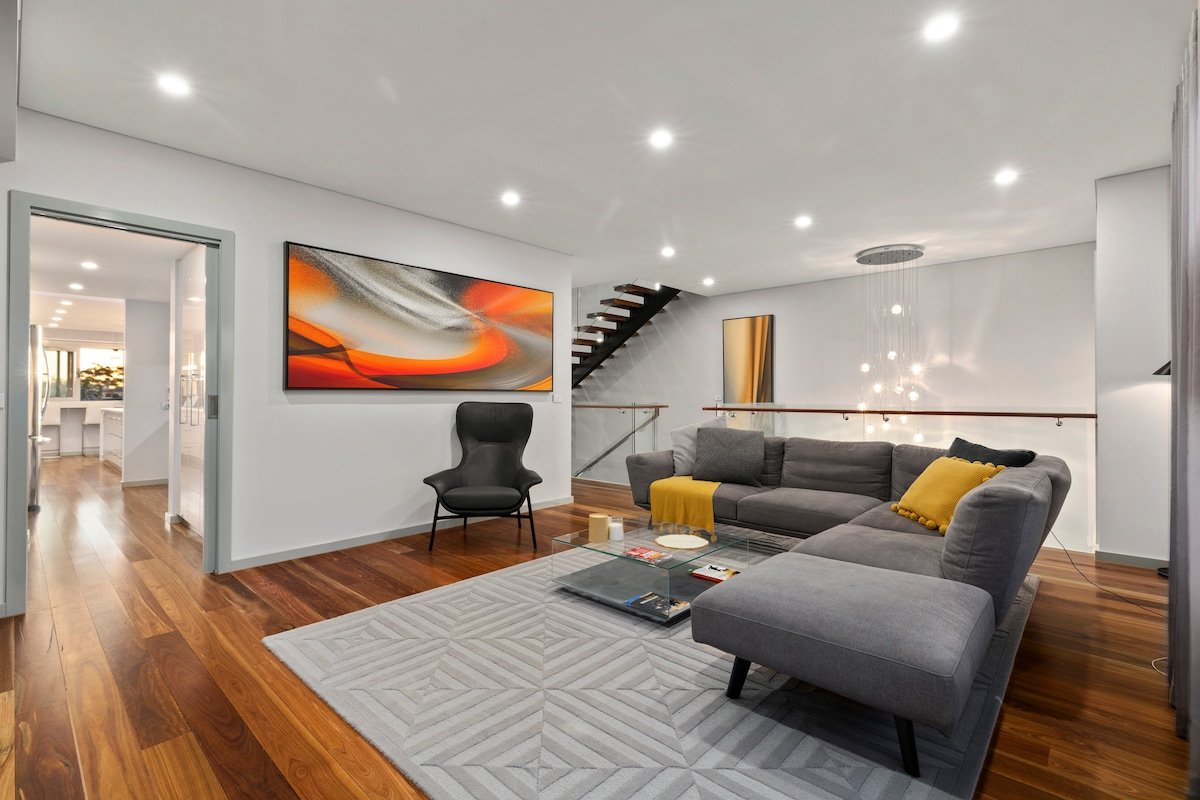 Unrivaled 4-Storey Waterfront Home 5 BDR 3.5 BTH gallery image 4