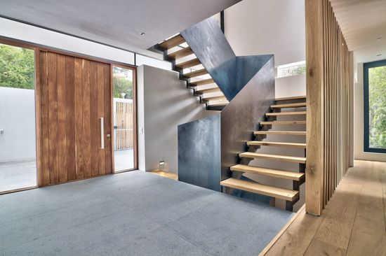 Photo 1 of Villa Glen accommodation in Higgovale, Cape Town with 5 bedrooms and 5 bathrooms