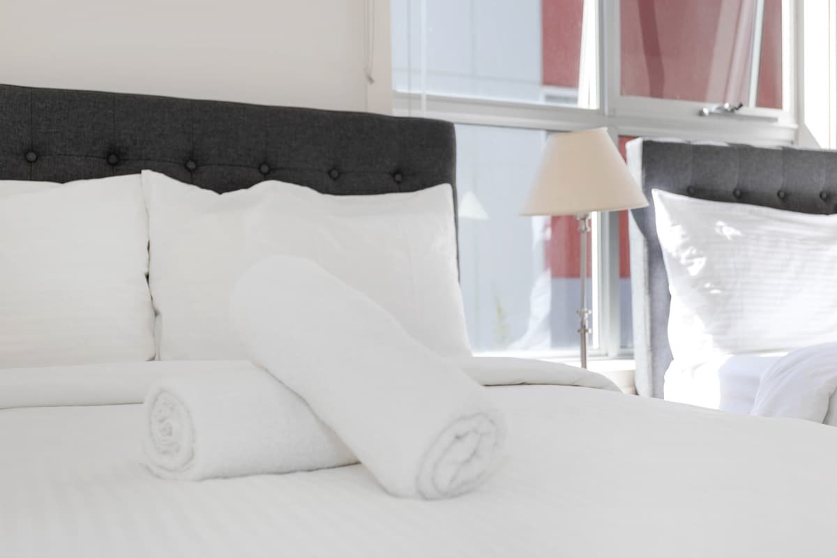 Spacious modern comfy 15 minute walk to CBD gallery image 5