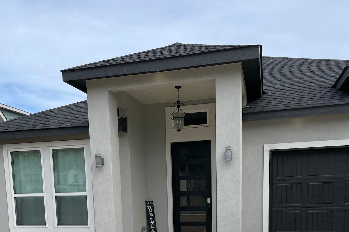 Modern Escape with Private Putting Green gallery image 4