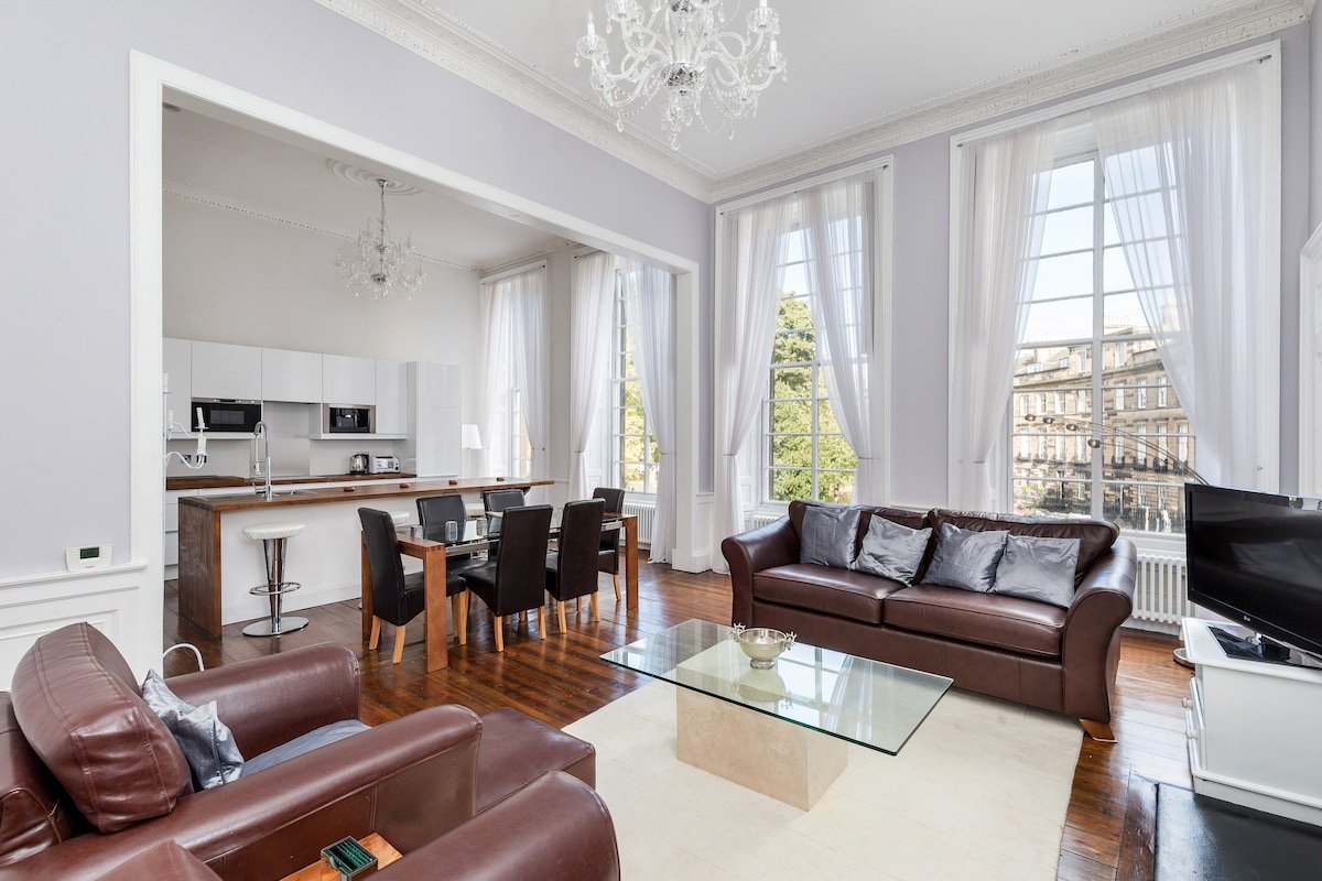 Amazing 3 beds apartment, Edinburgh City Centre gallery image 2