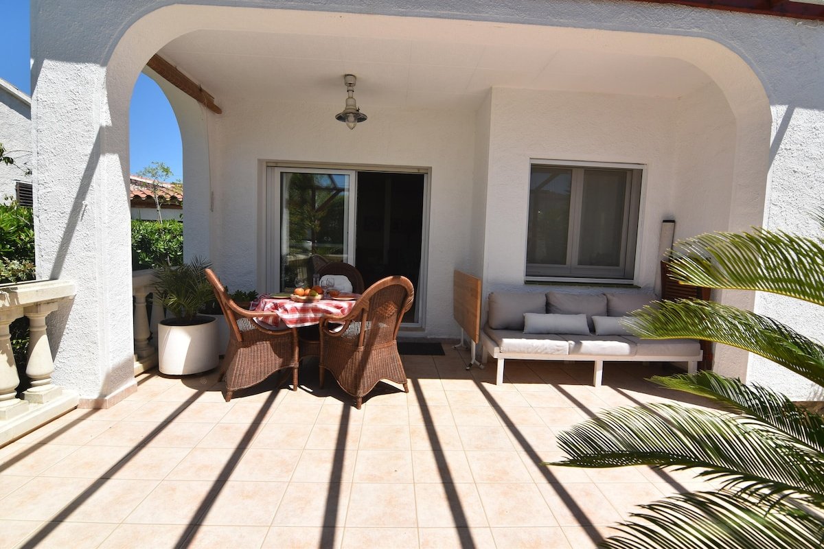 Lovely vacation home with lush garden and spacious gallery image 5