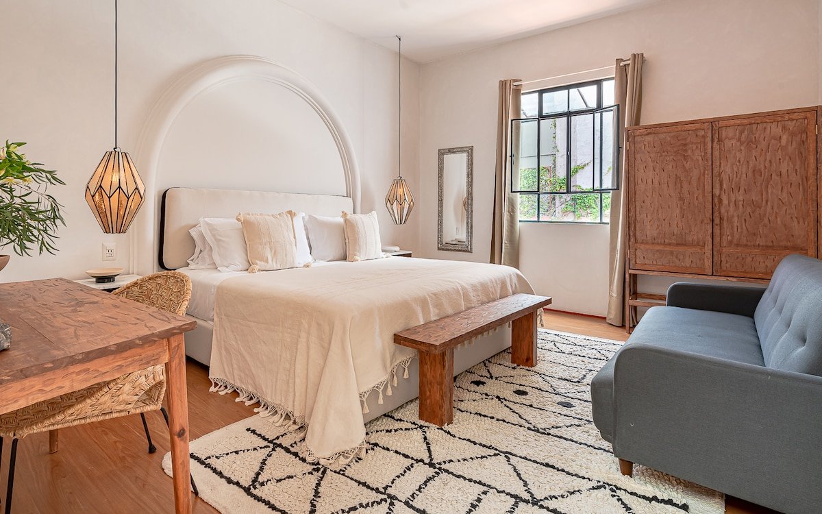 Superb villa in Condesa with huge patio gallery image 3