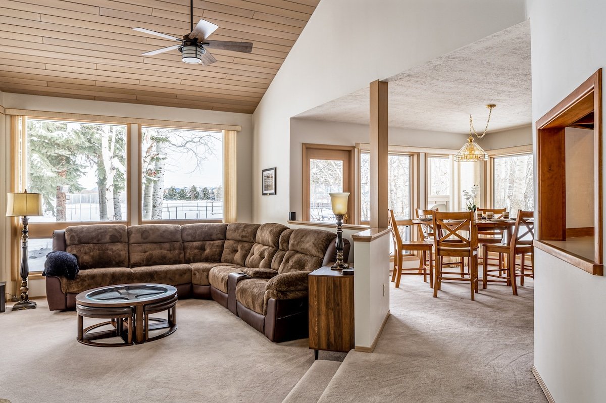 Aspen Brook – Immaculate home with mountain views. gallery image 4