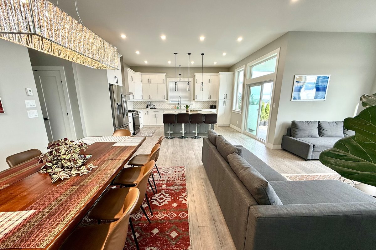 Luxury New Home w/Great View gallery image 5