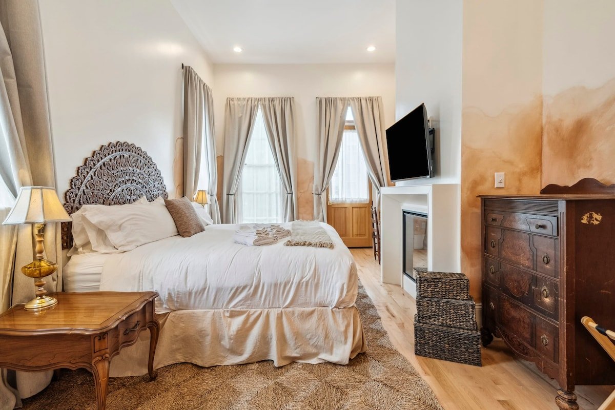 Bright Bohemian House w Heated Pool/Hot Tub gallery image 4