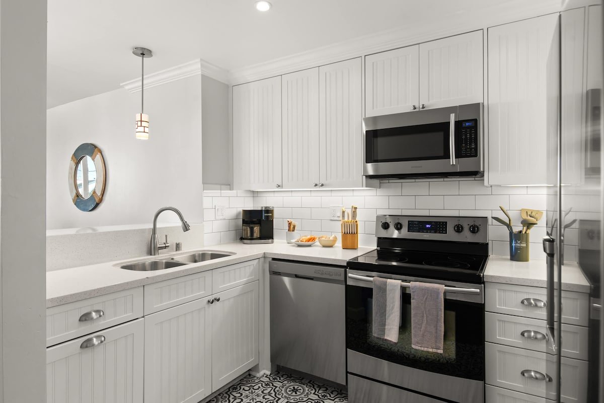 5 Bedrooms! Views-BBQ-Parking-Beach+Bay Access gallery image 5