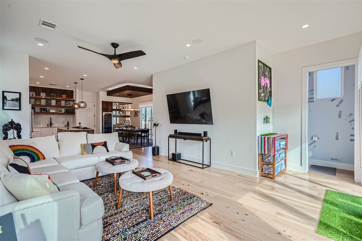 High-end 4 BDRM I Downtown Austin I Pool & Patio! gallery image 3