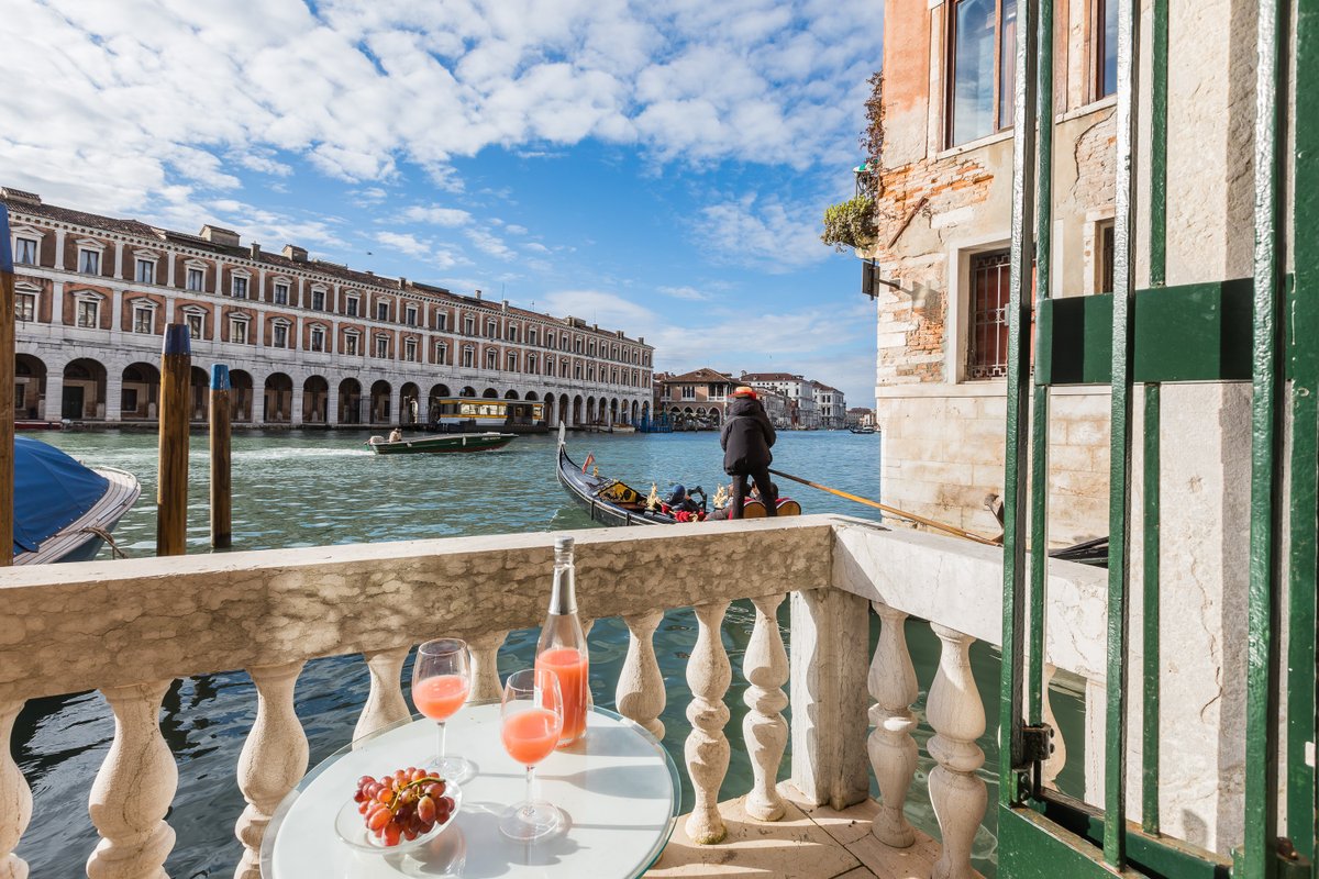 Ca’ Giulia Grand Canal in the lively Rialto Area!