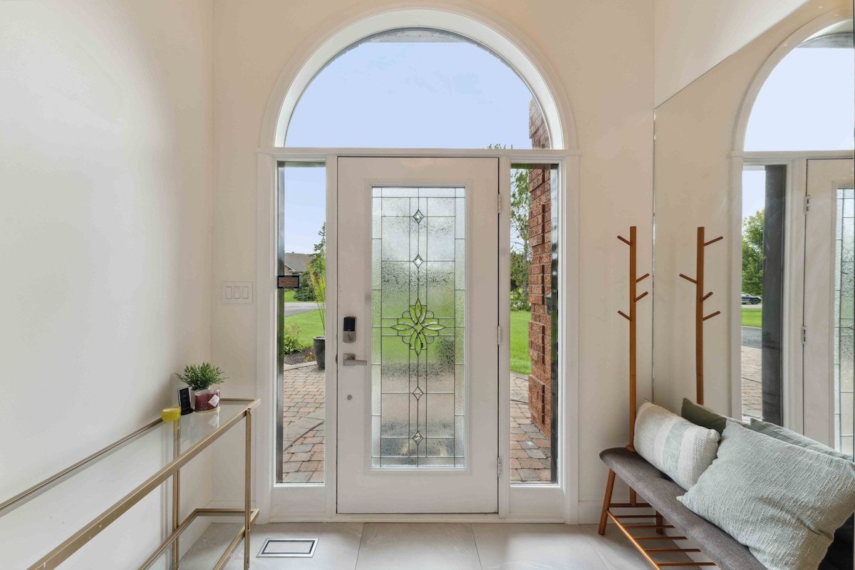 LakeHouse8MinFrom Airport 4Bed4BathHtubSaunaGym gallery image 5