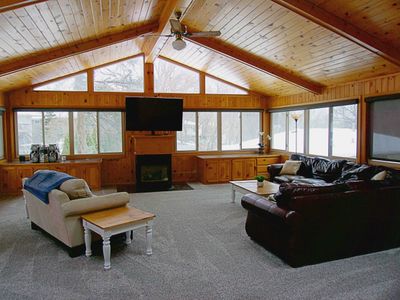 5 bdrm house w/HOT TUB across from Moore Lake Park