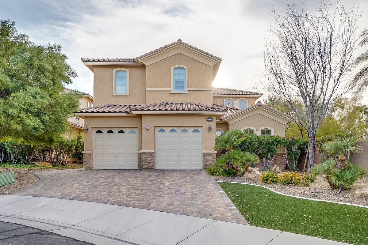 Luxury 3 Bed | 3.5 Bath | Sparkling Heated Pool gallery image 3