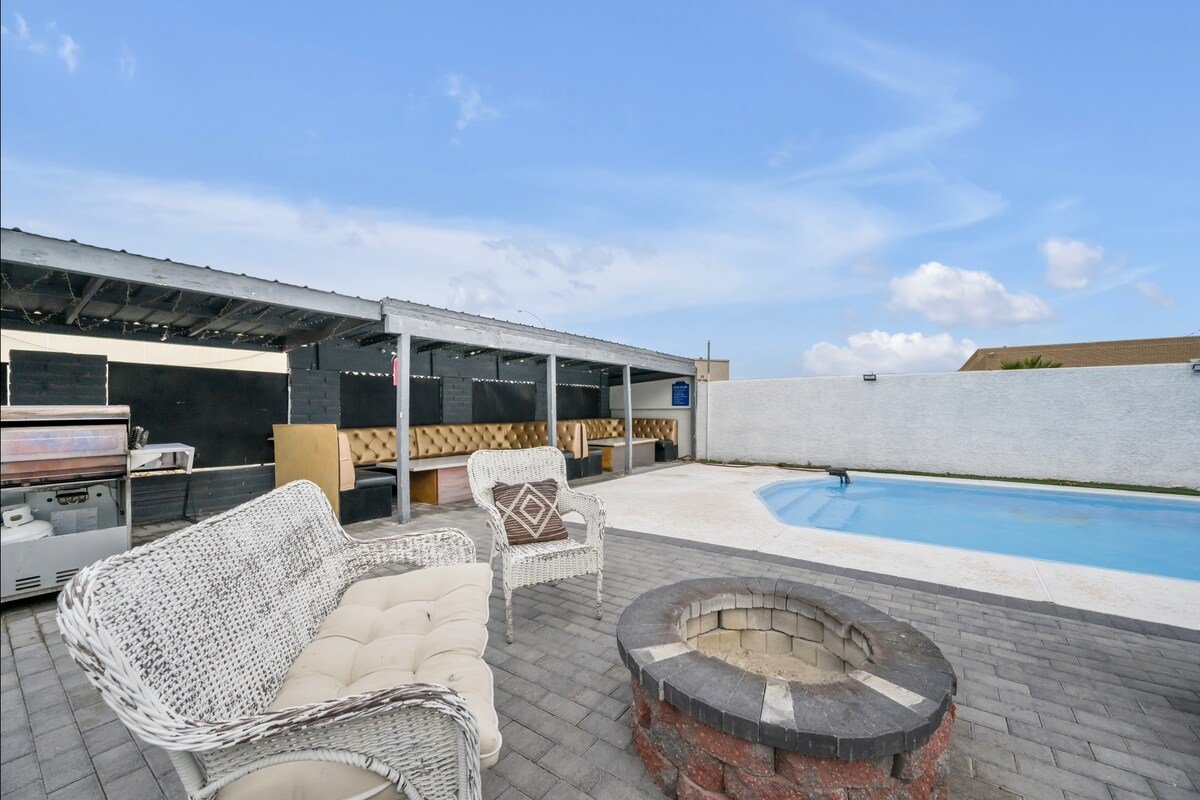 Holiday specials ｜Neon Nights Estate｜10BR4BA &Pool gallery image 4