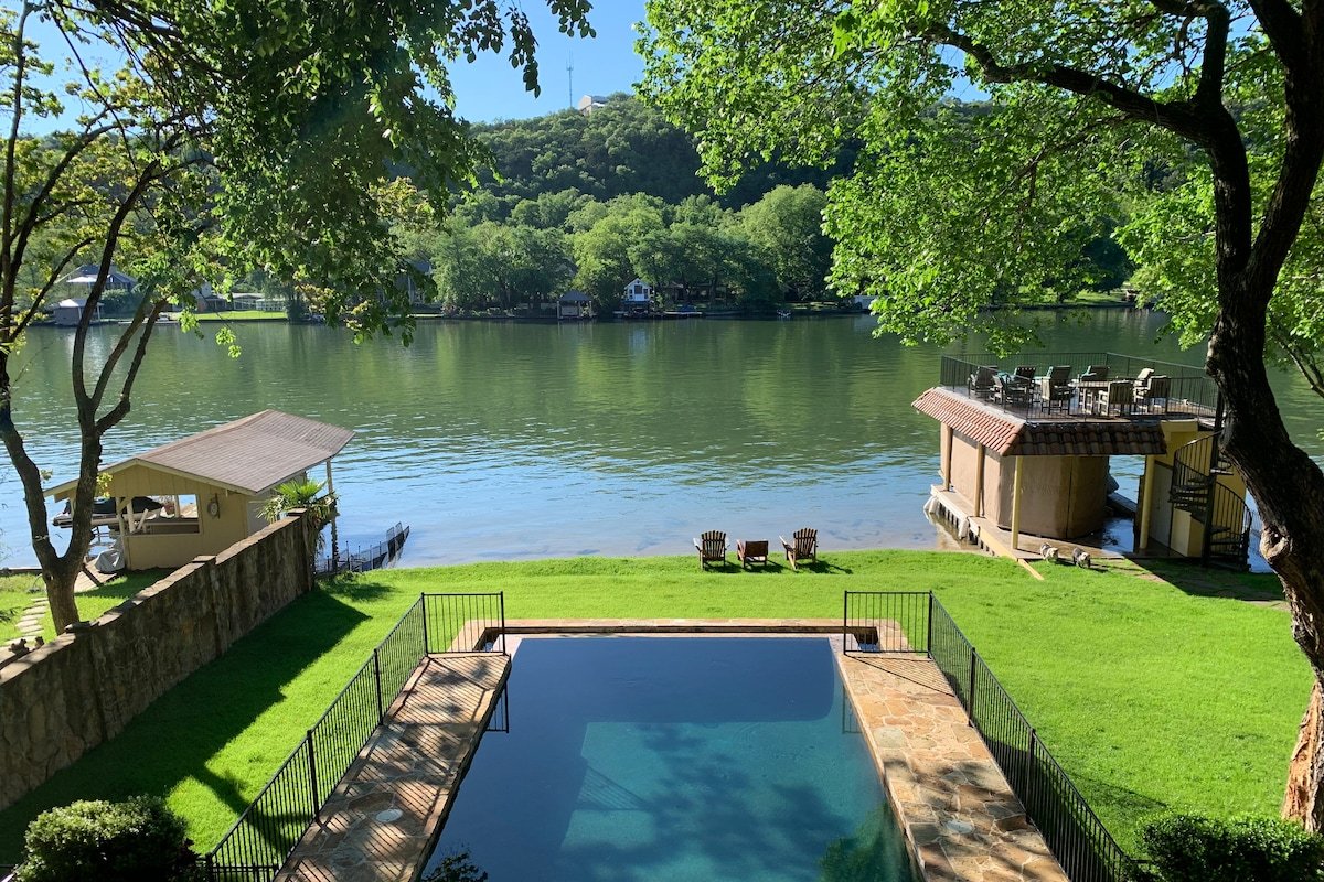 Spectacular Waterfront Estate gallery image 3