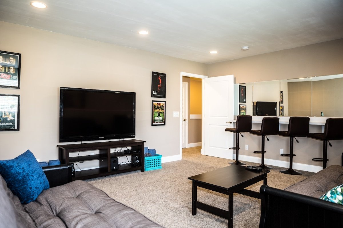 Single Family Home 2 Miles to Downtown -12 Beds gallery image 4